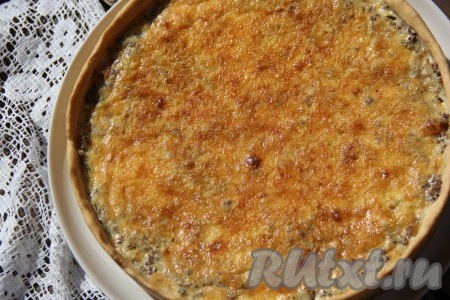 Выпекать пирог с куриными сердечками в разогретой духовке при температуре 200 градусов, примерно, 45 минут. Верх пирога покроется красивой золотистой корочкой.
