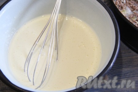 Тщательно перемешать заливку венчиком.
