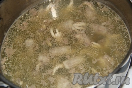 Куриные сердечки вымыть, залить чистой водой, довести до кипения, посолить, уменьшить огонь и варить минут 15.
