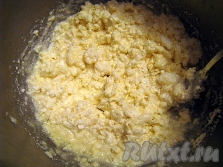 Маргарин растопить и охладить. Соединить и перемешать творог, яйцо, сахар и растопленный маргарин.