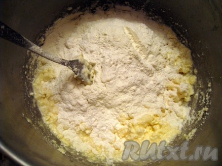 Высыпать муку и соду (не гасить) и хорошо перемешать вилочкой. Не замешивать тесто до получения однородной массы, а оставить в виде крошки разного размера.