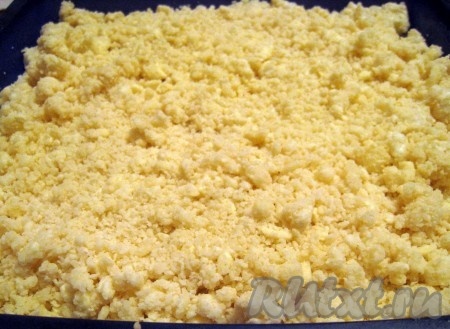 Пересыпать тесто в форму для выпекания и разровнять. Выбирая форму для выпечки, учтите, что этот пирог с творогом и грушами получается достаточно высоким.