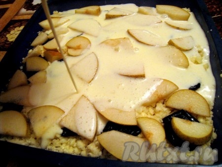 Равномерно вылить на тесто с начинкой заливку. Поставить творожный пирог с грушами в разогретую до 180 градусов духовку и выпекать до готовности, примерно 40 минут (время приготовления очень сильно зависит от свойств духовки и формы).