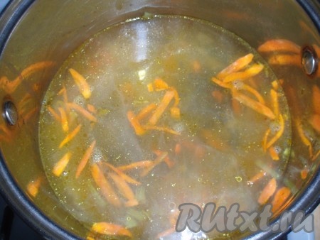 Добавить к обжаренным овощам сваренный процеженный рыбный бульон, довести до кипения.
