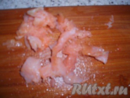 Следом добавить в суп кусочки копченого лосося.