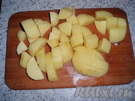 Картофель нарезать произвольно, добавить в суп. И варить на небольшом огне почти до полной готовности картошки.