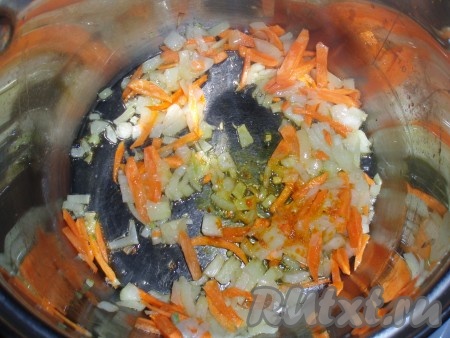 В другой кастрюле, желательно с толстым дном, разогреть растительное масло, выложить измельченные овощи, добавить щепотку куркумы и обжарить на небольшом огне в течение 5 минут, периодически помешивая.
