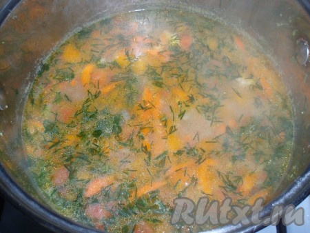 Добавить измельченную зелень и выключить огонь.