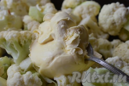 Овощи немного присолить и добавить к ним сметану.
