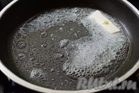 В глубокую сковороду или сотейник добавить растительное и сливочное масла, поставить на огонь.
