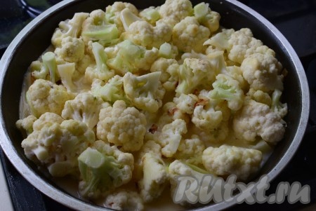 Влить 1 стакан воды и перемешать.
