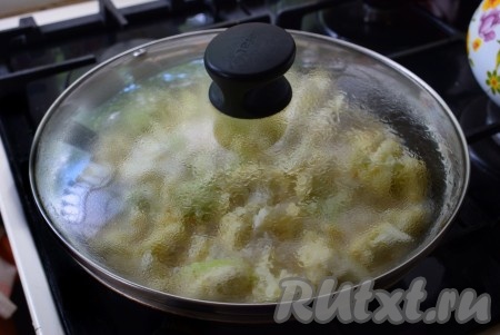 Накрыть крышкой и тушить цветную капусту в сметане до готовности (примерно, 15-20 минут). Время приготовления зависит от сорта капусты, тут главное не перетушить, чтобы она осталась плотной, а не стала мягкой.