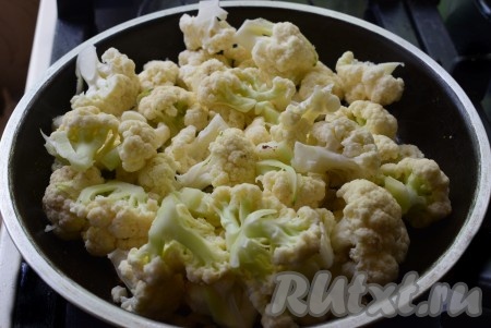 К обжаренному луку выложить цветную капусту.
