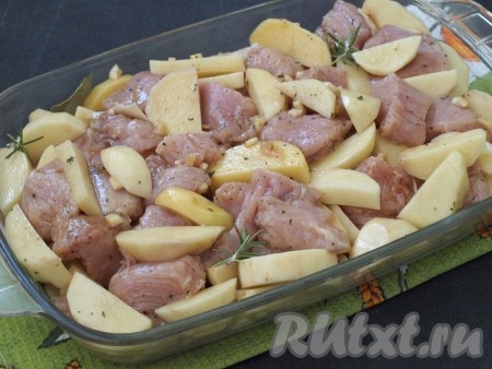 Выложить филе с картофелем в форму для запекания, разровнять. Если любите, то добавьте свежий розмарин. Я добавила небольшую веточку, разрезав её на 3 части. Форму накрыть плотно фольгой.
