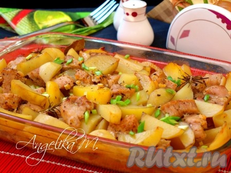 Вкуснейшее филе индейки, запеченное с картошкой в духовке, посыпать измельченным зелёным луком и сразу подать к столу.
