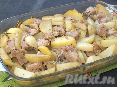 Поставить форму с филе индейки и картошкой в духовку и запекать 1 час при температуре 180 градусов. Затем фольгу снять, вилкой проверить готовность мяса с картофелем и оставить подрумяниться ещё на 20 минут.