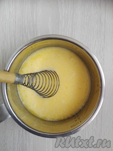 Венчиком взбить эти жидкие ингредиенты.
