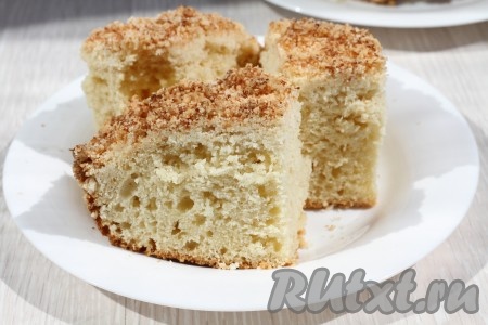 Простой и очень вкусный пирог с кокосовой крошкой готов.
