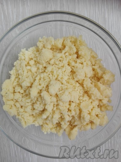Для приготовления кокосовой крошки руками растереть сливочное масло и муку в крошку.
