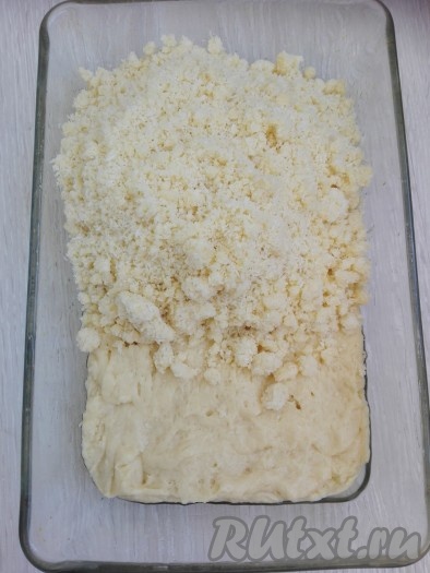 Посыпать тесто кокосовой крошкой.
