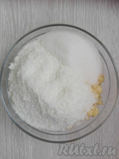 Соединить крошку с сахаром и кокосовой стружкой, тщательно перемешать.