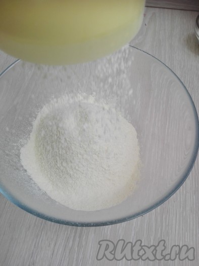 Муку просеять с разрыхлителем и солью.
