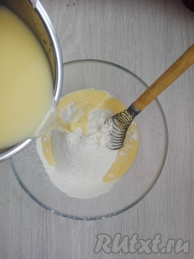 Соединить получившуюся мучную массу с жидкими ингредиентами, тщательно перемешать и тесто для пирога готово.
