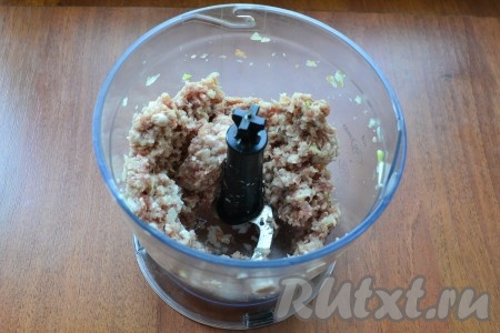 Измельчить мясо с луком на высокой скорости до состояния фарша. Можно мясо с луком измельчить в мясорубке.