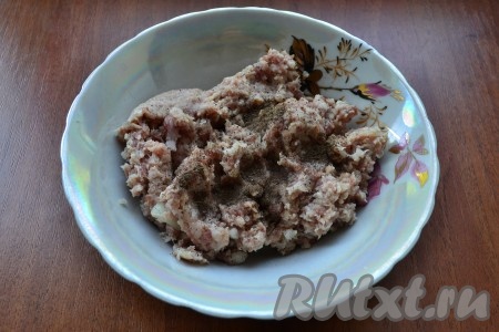 Получившийся мясной фарш посолить, поперчить, тщательно перемешать.
