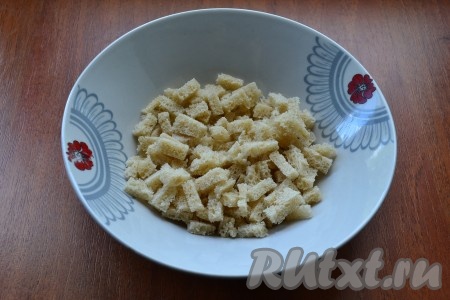 Хлебные корочки обрезать, нарезать мякиш маленькими кусочками.