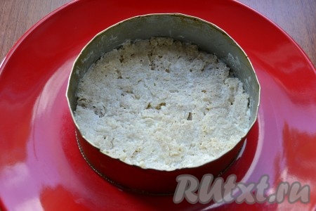 Третью часть хлеба отложить. К остальному хлебному мякишу добавить 2-3 столовые ложки майонеза, перемешать. Выложить хлеб, смешанный с майонезом, первым слоем на тарелку, хорошо придавливая и утрамбовывая. Для порционных тортиков можно использовать кулинарное кольцо.
