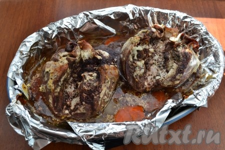 Накрыть форму сверху фольгой и запекать свиное сердце в разогретой до 180 градусов духовке около 1,5-2 часов.
