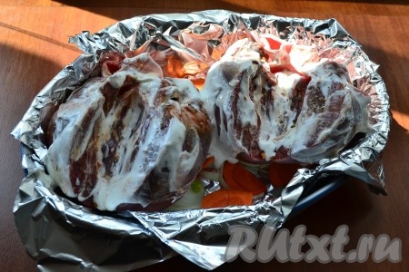 Смазать сердце щедро сметаной и влить немного воды или бульона (около 100 мл).
