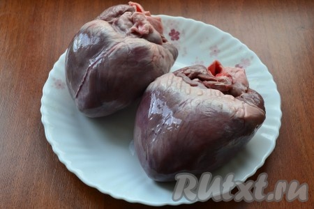 Свиное сердце хорошо вымыть и вымочить в воде часа 4, меняя ее каждый час.