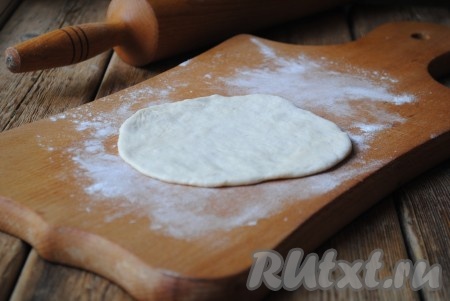 На притрушенной мукой доске раскатать каждый шарик в тонкую лепёшку. 