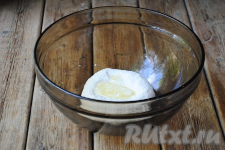 Сливочное масло растопить и охладить (я растапливаю масло в микроволновой печи). В готовом тесте сделать небольшое углубление и вылить в него масло (как на фото). Затем вымесить тесто ещё раз. Тесто получится мягким, приятным в работе. Выложить его в миску, накрыть полотенцем и оставить минут на 20 при комнатной температуре.