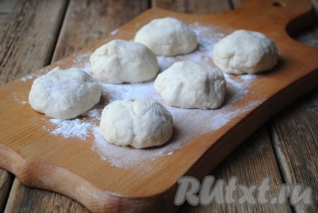 Затем тесто разделить на шесть равных частей, скатать из каждой части небольшие шарики.&nbsp;
