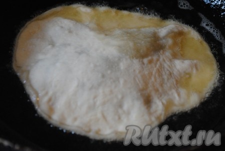 В сковороду налить растительное масло и хорошо его разогреть. Выложить в масло лепёшку. 