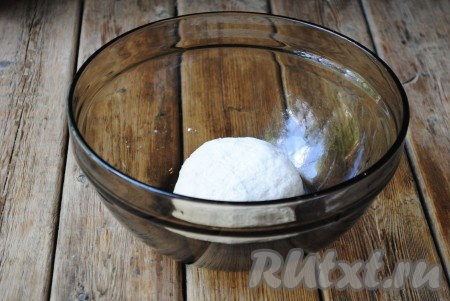 Замесить мягкое, не липнущее к рукам тесто (если тесто липнет к рукам, нужно добавить немного муки).
