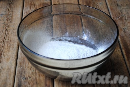 В воду с солью всыпать просеянную муку.
