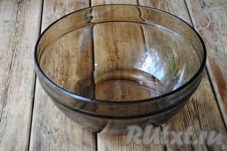 Подготовить необходимые продукты для приготовления лепёшек "Пури". В тёплую воду всыпать соль и перемешать, чтобы она растворилась. 