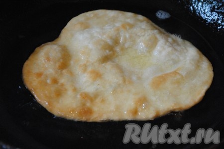 Обжаривать лепешки с двух сторон так, чтобы они плавали в масле. Обжариваются "Пури" очень быстро.&nbsp;Если масло хорошо раскалено, на обжарку лепёшки с одной стороны уйдёт 20-30 секунд.
