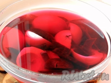 Варёную свеклу очистить, нарезать брусочками, выложить в глубокую миску, залить кипятком. В миску со свекольной водой выложить белки и оставить на 1 час.
