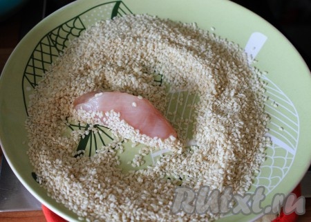 Затем обвалять в кунжуте.
