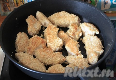 Обжарить куриные палочки со всех сторон до готовности на среднем огне. Крышкой закрывать не нужно, чтобы корочка получилась хрустящей. Сверху палочки, при желании, можно еще немного подсолить (или подсолить яйцо перед тем, как обмакивать в него мясо).
