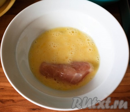 Обмакнуть каждую полоску мяса в яйцо.
