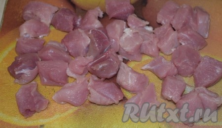 Нарезать мясо на, примерно, равные кусочки размером 2х2 см.
