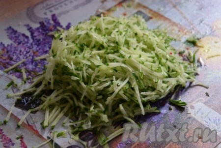 Огурцы вымыть, обсушить и натереть на средней терке.