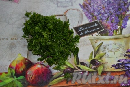 Укроп вымыть, обсушить и измельчить.