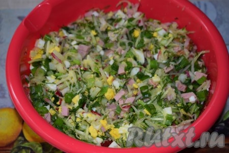 Соединить в миске огурцы, редиску, колбасу, грудинку, яйца, картошку, укроп и зеленый лук, перемешать и посолить.
